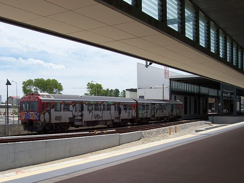 Triebwagen 9630 fhrt am 15.05.2006 von Sernada do Vouge kommend in den Bahnhof Avairo ein, seit der Aufnahme von Hans-Joachim Strh im Mai 1988 hat sich einiges gendert, ein Schmalspurgleis wurde in die neue Bahnhofshalle integriert. Leider waren hier auch mal wieder die Grafities sehr aktiv.