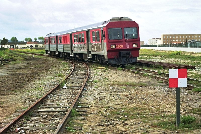 Triebwagen 9632 fhrt in Espinho ein (12. Mai 2009). Auf dieser unansehnlichen Brache gab es einmal Lokschuppen, Werkstatt und umfangreiche Gleisanlagen. - Negativ-Scan -