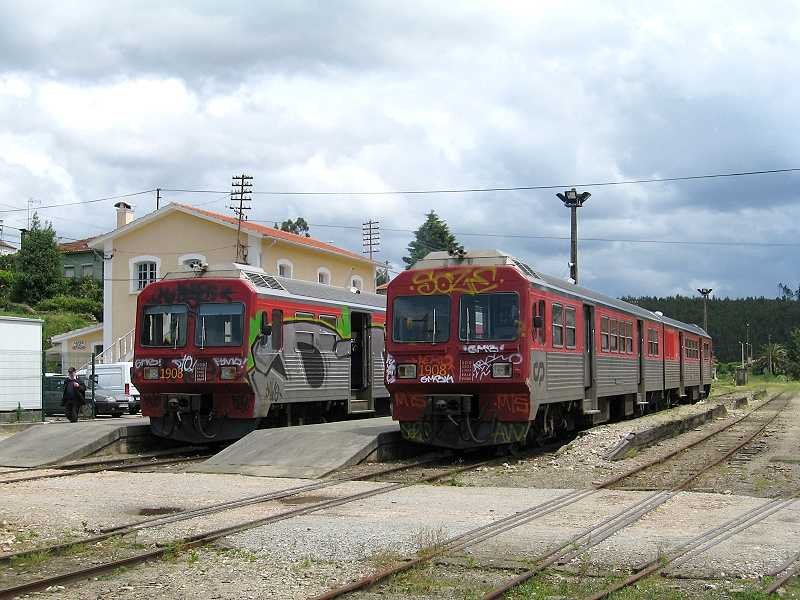 Triebwagen 9636 (links) und 9632 in Sernada do Vouga (12. Mai 2009)