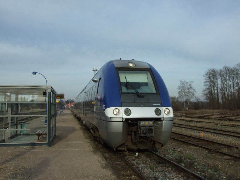 Triebwagen 990 der Baureihe X 76500 ist am 26.01.2008 als Regionalexpress von Lauterbourg nach Strabourg bei der Ausfahrt von Lauterbourg
