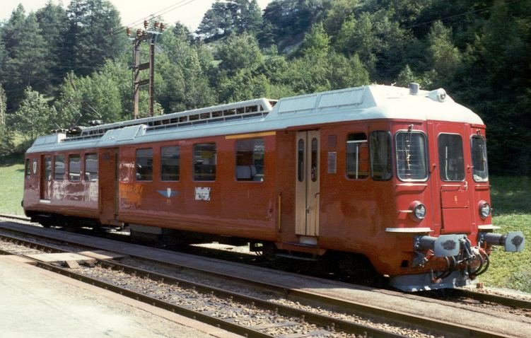 Triebwagen ABDe 4/4 6 der Martigny - Orsires Bahn MO( Heute TMR )im Bahnhof von Sembrancher im Oktober 1984