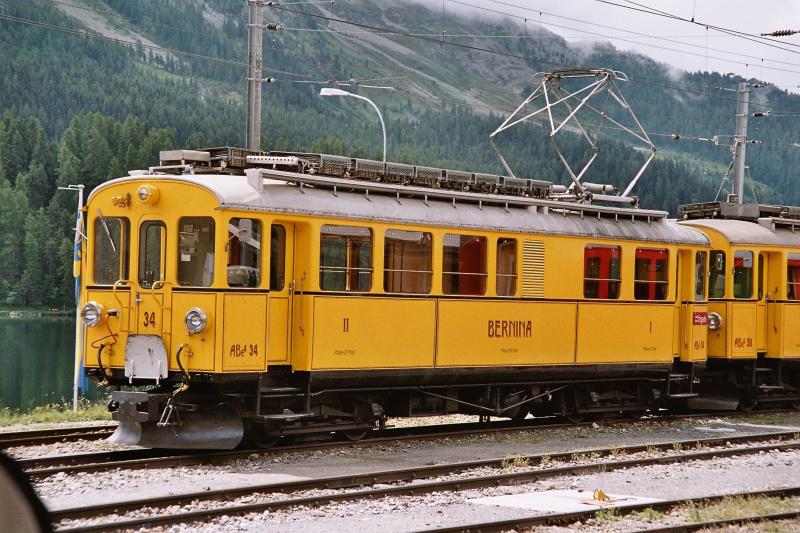 Triebwagen ABe 4/4 Nr. 34 der Rhtischen Bahn im Bahnhof St. Mortiz am 10. Juli 2004. Dieser Triebwagen stammt aus dem Jahre 1908 und gehrte mit 16 weiteren Fahrzeugen dieses Typs zur Erstausstattung der Bernina-Bahn. Davon sind heute noch 8(!)Stck im Einsatz, davon 3 als Dienstwagen. Nr. 30 und 34 tragen wieder den ursprnglichen gelben Anstrich der Bernina-Bahn.