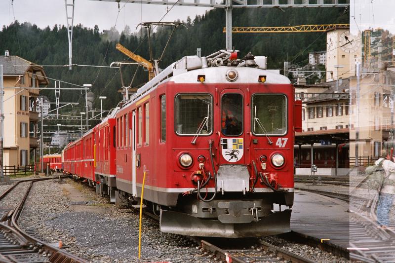 Triebwagen ABe 4/4 Nr. 47 der Rhtischen Bahn im Bahnhof St. Moritz am 10. Juli 2004. Zwischen 1964 und 1973 gelangten 9 Stck zur Modernisierung auf die Bernina-Linie, sie tragen heute mit sechs modernen Umrichterfahrzeugen die Hauptlast des Verkehrs ber die Bernina.  