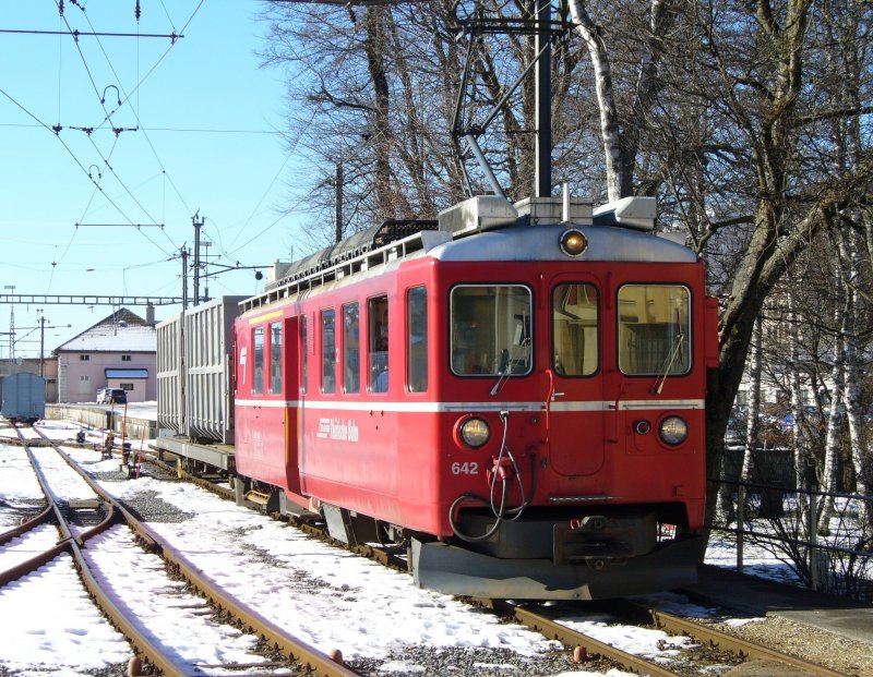 Triebwagen ABef 4/4  642 ( Ex RhB )mit Beladenem Gterwagen Sb 363 im Bahnhofsareal von La Chaux de Fonds am 02.02.07