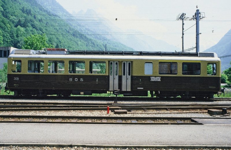 Triebwagen ABeh 4/4  309 Abgestellt im Bahnhof von Zweiltschienen im Juni 1985 .. Bild ab Dia