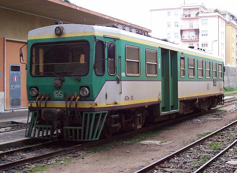 Triebwagen ADe 93 der FdS (Ferrovie della Sardegna, Meterspurbahnen) am 18.10.2005 im Bahnhof Macomer FdS. Von hier aus fahren ganzjhrig Zge nach Nuoro und in der Sommersaison Touristen- und Dampfmuseumszge nach Bosa.