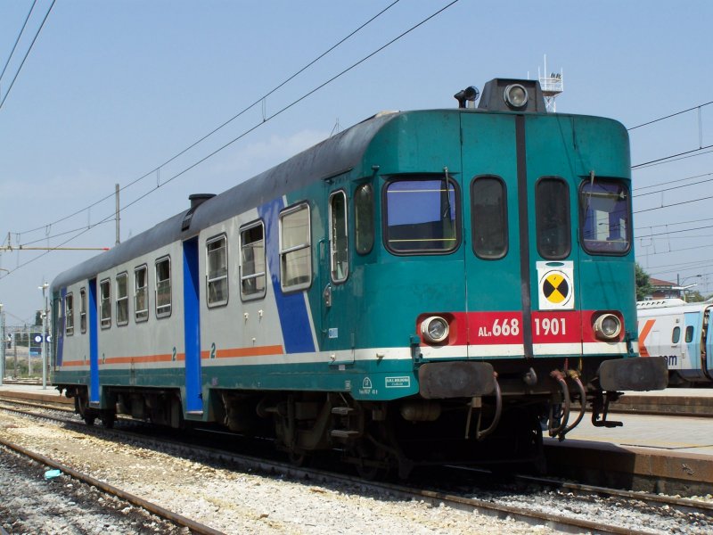 Triebwagen ALn668-1901 kurz nach der Ankunft im Bahnhof Ravenna. Aufnahme am 27.August 2007 auf Gleis 1 Nord.