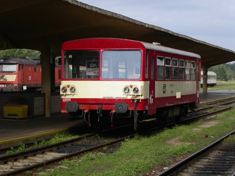 Triebwagen-Anhnger im Tschechischen Bahnhof Ceske Velenice am 1.9.06