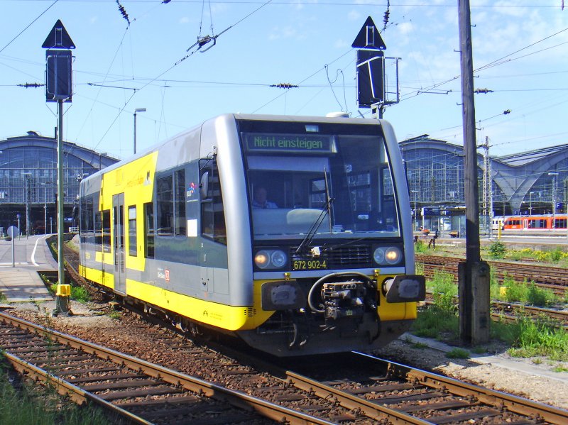  Triebwagen auf Abwegen  Nach grndlicher Reinigung und Durchsicht fhrt 672 902-4 der Burgenlandbahn am 02.06.2009 vom Leipziger Hauptbahnhof in sein Einsatzgebiet nach Merseburg zurck. 