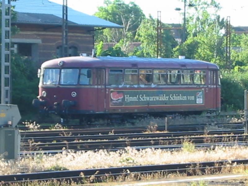 Triebwagen der Baureihe 798 war am 18.06.2005 pltzlich in Worms Hbf abgestellt, morgens stand er noch nicht da.