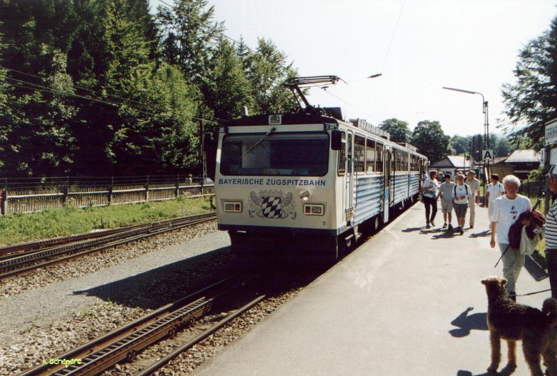 Triebwagen der Bayrischen Zugspitzbahn Im bahnhof Grainau Juli 2001