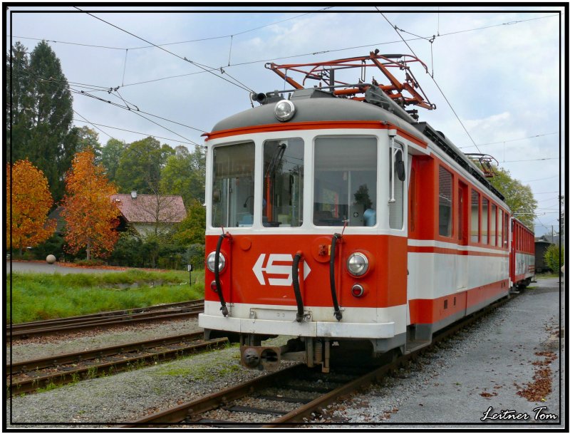 Triebwagen BD4 ET der Fa. Stern&Hafferl steht im Bahnhof Attersee 13.10.2007