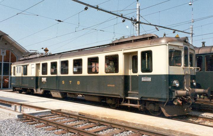 Triebwagen BDe 2/4  101 der STB Sensetalbahn vor dem Depot in Laupen  Baujahr 1938  .. Foto vom Juli 1985