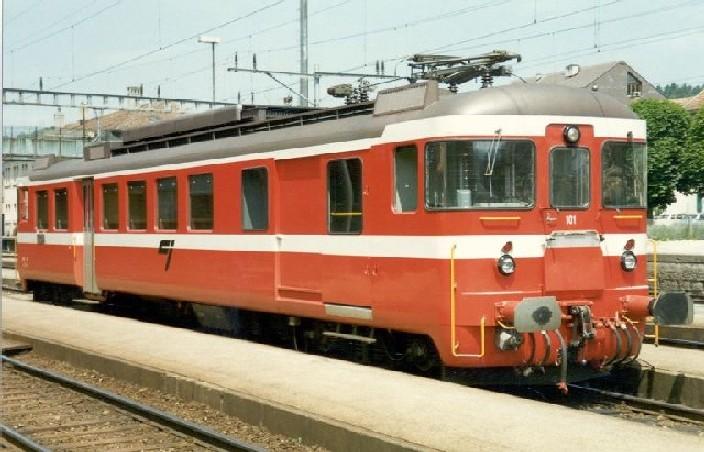 Triebwagen BDe 4/4 101 Baujahr 1968 der Normalspurigen CJ im SBB Bahnhof Porrentruy  im Juni 1984