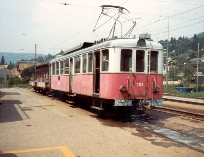 Triebwagen BDe 4/4 101 mit Gterwagen noch mit CEV Beschriftung im Bahnhof von Bloney im Juni 1983