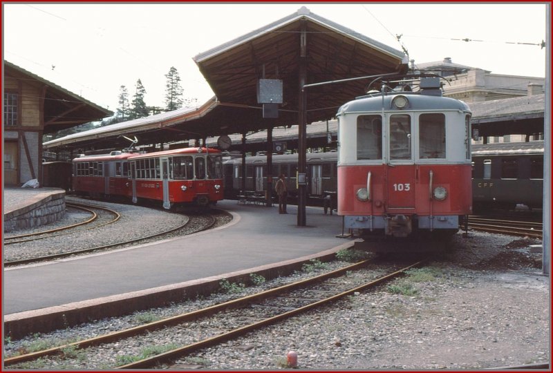 Triebwagen BDe 4/4 103 und ein neuer Pendelzug BDeh 2/4 72 und Bt 222 nach Les Pleiades im Bahnhof Vevey. Im Hintergrund erkennt man noch Mitteleinstiegwagen der SBB. (Archiv 05/77)