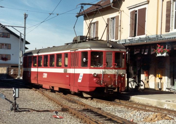 Triebwagen BDe 4/4 2 im Bahnhof von Les Pont de Martel im Sept. 1990