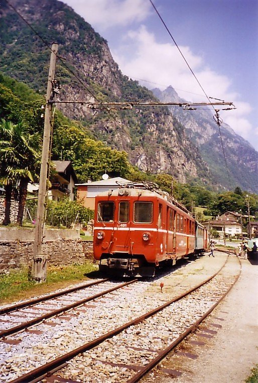 Triebwagen BDe 4/4 491, der Ferrovia Mesolcinese (ehemalige Bellinzona-Mesocco-Bahn, Meterspur Adhsionsbahn), in der Station Cama, im Juli 2006.