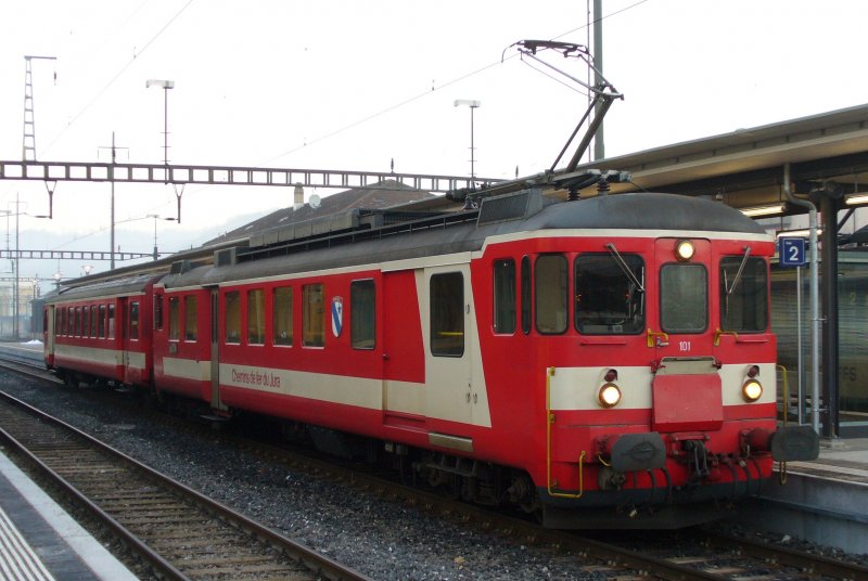 Triebwagen BDe 4/4 577 101-9 mit Steuerwagen Bt 50 47 29-03 921-5 im Bahnhof von Porrentruy am 02.02.2007