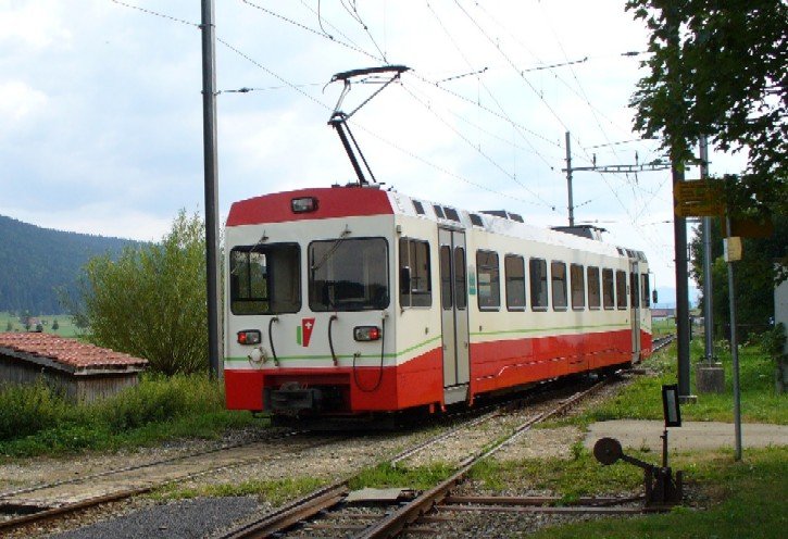 Triebwagen BDe 4/4 8 beim Verlassen des  Bahnhofes von La Sagne am 30.07.2006