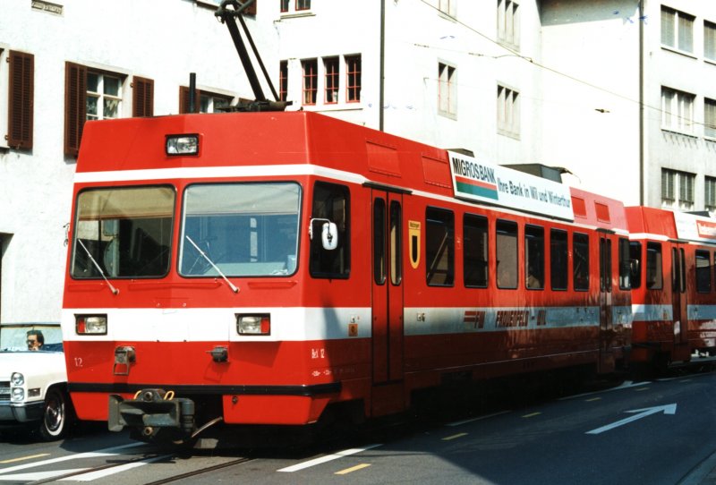 Triebwagen Be 4_4 12 der Frauenfeld-Wil-Bahn bei der Stadtdurchfahrt in Frauenfeld am 16.5.1992. Durch die extrem hohen Pantographen und meine fotographischen Anfnge fehlt leider die Hlfte.
