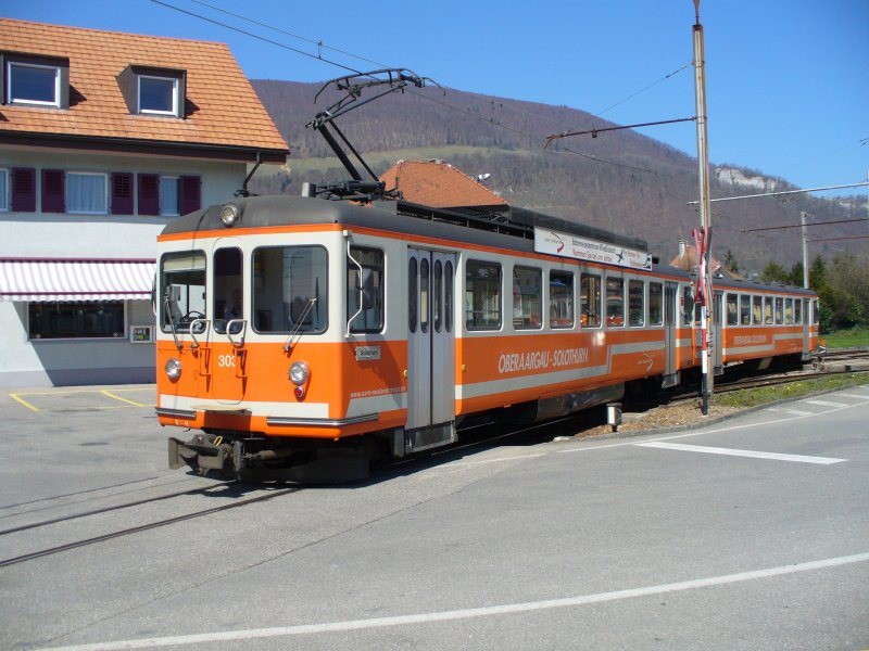 Triebwagen Be 4/4 303 + Steuerwagen beim verlassen des Bahnhofes von Niederbipp am 06.04.2007
