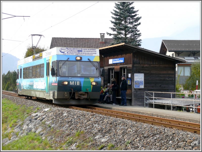 Triebwagen Be 4/4 8 der MIB an der Haltestelle Aareschlucht West. Bis Aareschlucht Ost verluft die Strecke grsstenteils im Tunnel entlang der Aareschlucht, die auf einem Steg durchwandert werden kann. (09.10.2007)