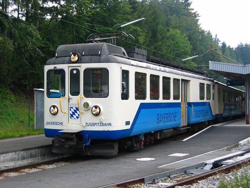 Triebwagen Beh 4/4 309 mit den beiden Steuerwagen 211 und 213 in Grainau, September 2003. Diese Fahrzeuge wurden 2002 von der Schweizer BOB (Berner Oberland-Bahn) bernommen.
