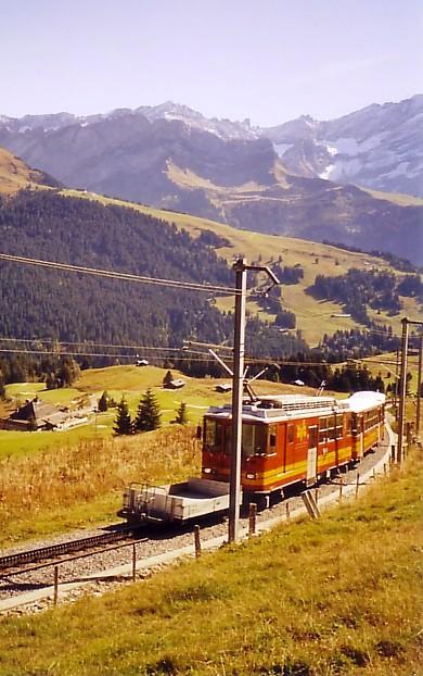 Triebwagen der Bex Villars Bretaye Bahn (Meterspur Adhsions- Zahnradbahn), im Oktober 2005.