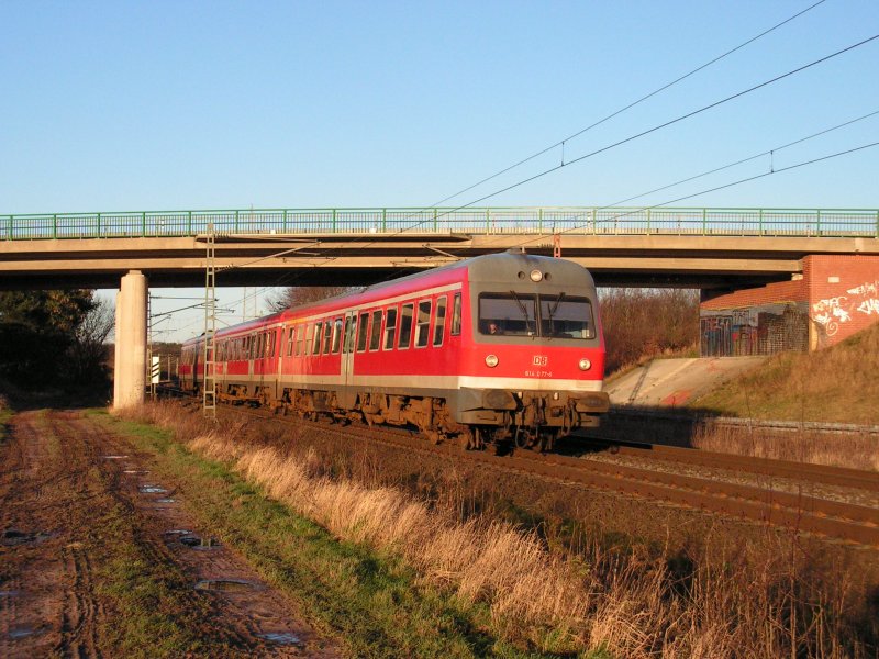 Triebwagen der BR 614 077-6 als RB Rotenburg (Wmme) - Minden (Westf.) auf der KBS 380 kurz vor Nienburg (Weser).