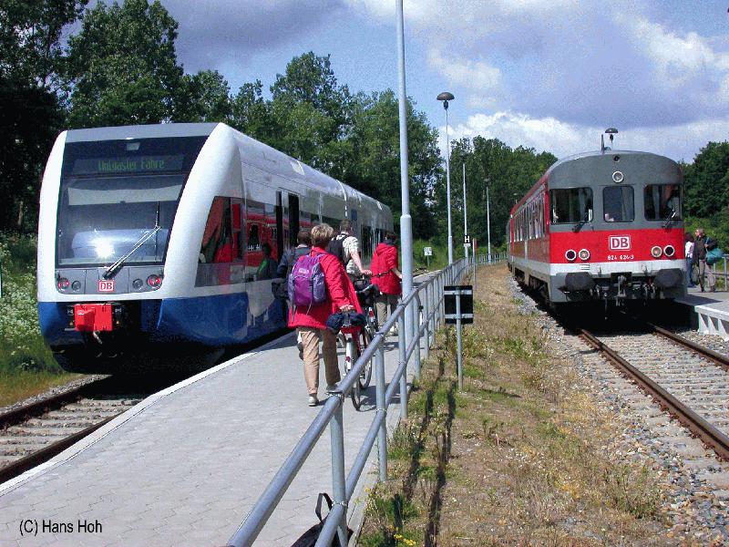 Triebwagen BR 624 als D 2012 Berlin - Heringsdorf und BR 646 der UBB am 1.6.2002 im Bf Bansin auf Usedom.