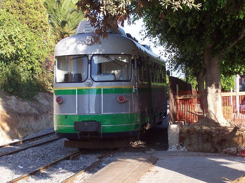 Triebwagen BR ADm verlt am 22.10.2005 die Endstation Cagliari
nach Mandas, nur in der Sommersaison fahren sie auch nach Sorgono und Arbatax, dieses Jahr bis 11. September. 