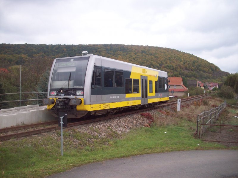 Triebwagen der Burgenlandbahn am neuen Haltepunkt Wangen.(25.10.09)