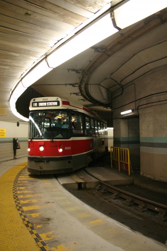 Triebwagen CLRV 4043 der Linie 510 an der Wendeschleife der TTC am 14.8.2009 im Untergund der Union Station in Toronto.
