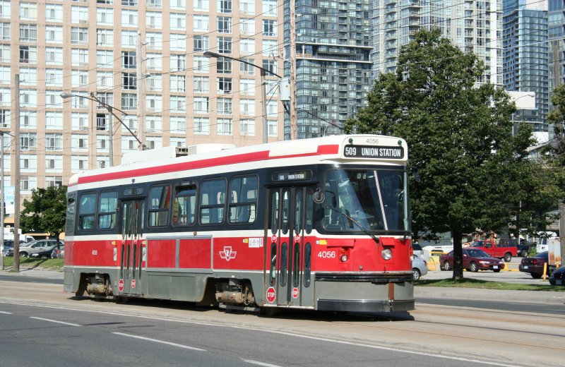 Triebwagen CLRV 4056 der Torontoer Strassenbahn am Morgen des 3.8.2009 in der Queens Quay W in richtung Union Station.