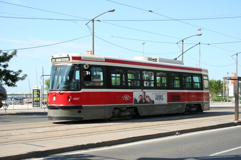 Triebwagen CLRV 4067 der Torontoer Strassenbahn am Morgen des 3.8.2009 in der Queens Quay W.