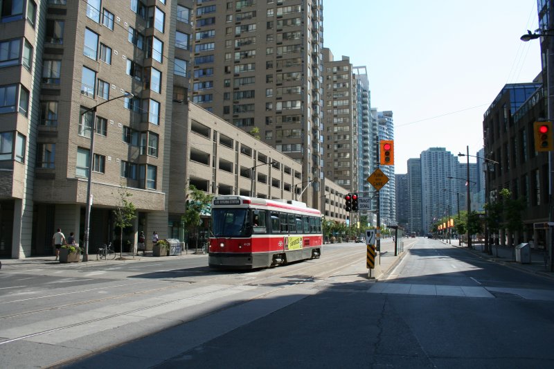 Triebwagen CLRV 4129 der Torontoer Strassenbahn am 3.8.2009 in der Queens Quay W. Zu dieser Zeit waren die Strassen noch Auto- und Menschenleer.