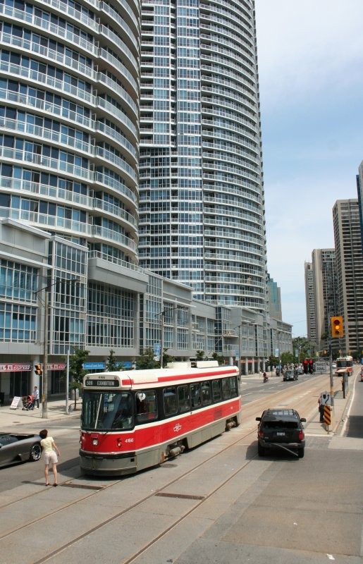 Triebwagen CLRV 4166 der Torontoer Strassenbahn nach einem Crash mit einem Jeep am 3.8.2009 in der Queens Quay W. Das Auto neben der Strassenbahn wollte noch schnell links abbiegen, wurde aber dann voll mitgenommen. Die Frau versucht jetzt mit dem Strassenbahnfahrer kontakt aufzunehen. Gesehen aus dem Oberdeck eines Sightseeingbusses.