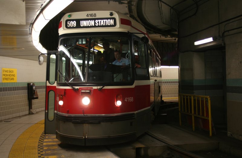 Triebwagen CLRV 4168 der Linie 509 an der Aussteigeposition auf Wendeschleife der TTC am 14.8.2009 im Untergund der Union Station in Toronto. 
