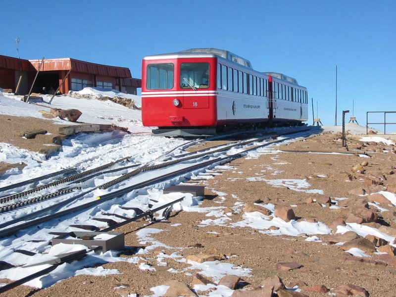 Triebwagen der COG Railway in der Bergstation des Pikes Peak, CO in ca. 4.300m Hoehe, Januar 2007