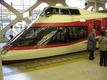 Triebwagen des Hakone-Mountain-Express in Tokyo