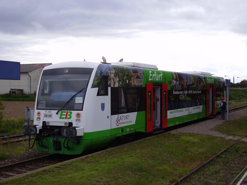 Triebwagen der ErfuterBahn pendelten am 8. und 9.9.07 auf dem thringer Teil der Unstrutbahn zwischen Artern und Nebra, hier im Bahnhof Gehofen. 