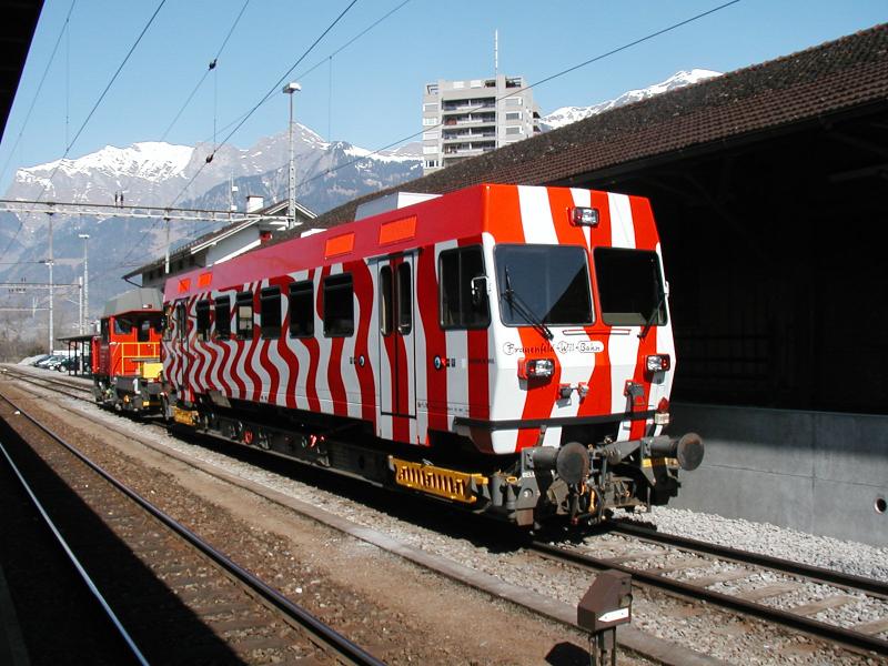Triebwagen der Frauenfeld-Wil Bahn auf einem SBB Rollschemel in 
Landquart.Mrz 2003