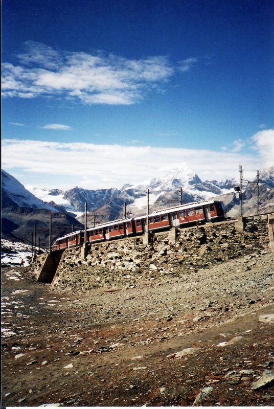 Triebwagen der GGB (Meterspur-Zahnradbahn) vor der Bergstation Gornergrat 3090m, im Oktober 2008.