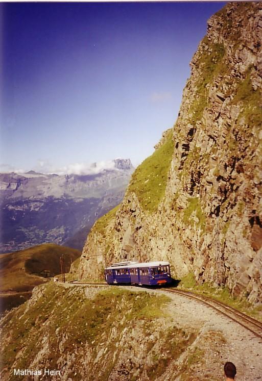 Triebwagen  Marie  der Tramway du Mont Blanc TMB(Meterspur Adhäsions- und Zahnradbahn) kurz vor der Endstation Nid d´Aigle 2372m, im September 2004.