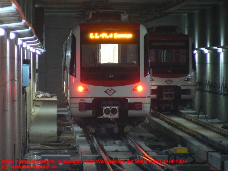 Triebwagen der Metro Palma in der Wendeanlage des Bahnhof UIB (Universitt) am 01.07.2007