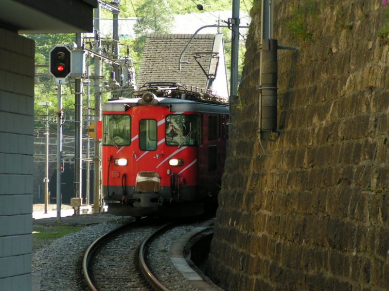 Triebwagen der MGB schleicht um den Berg beim Bahnhof Gschenen. 04.08.07