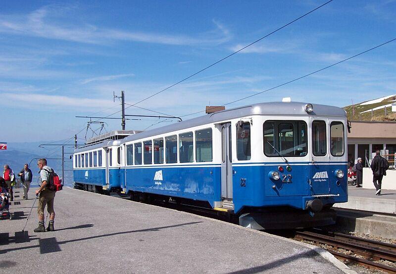 Triebwagen mit Beiwagen Nr.22 als Entlastungs-Zug Arth-Goldau - Rigi Kulm am 30.04.2005 in Rigi Kulm 1800m.