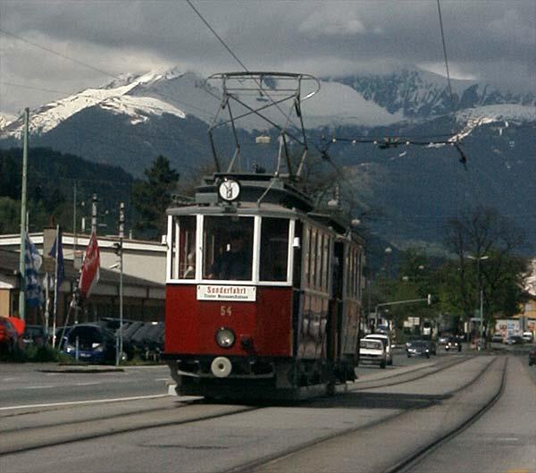 Triebwagen N54 der Tiroler Museumsbahnen (www.tmb.at), am 1. Mai 2004 am Sdring unterwegs mit Beiwagen Richtung Bergisel. Das Gert stammt aus der ersten Serie der Straenbahntriebwagen fr Innsbruck, vor 1910.