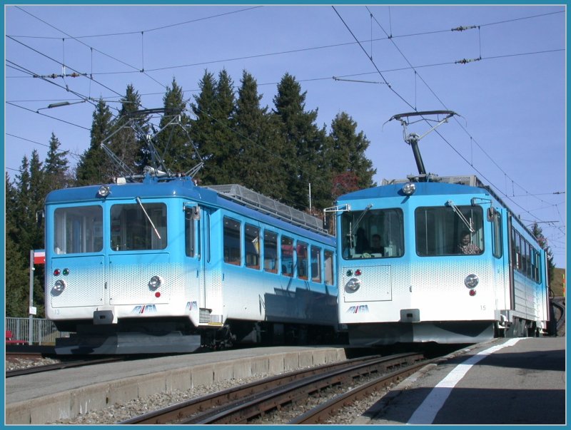 Triebwagen Nr 13 und Steuerwagen 23 kreuzen in Rigi Staffel den Triebwagen 15. (10.11.2006)